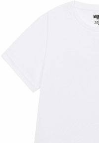 T-shirt bianco a maniche corte parzialmente visibile, con collo tondo e etichette all'interno del colletto, su uno sfondo neutro.