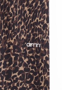 Leopardmønstret stoff i nyanser av brunt og svart med en jevn tekstur. En hvit logo "aimn" er sentralt plassert.