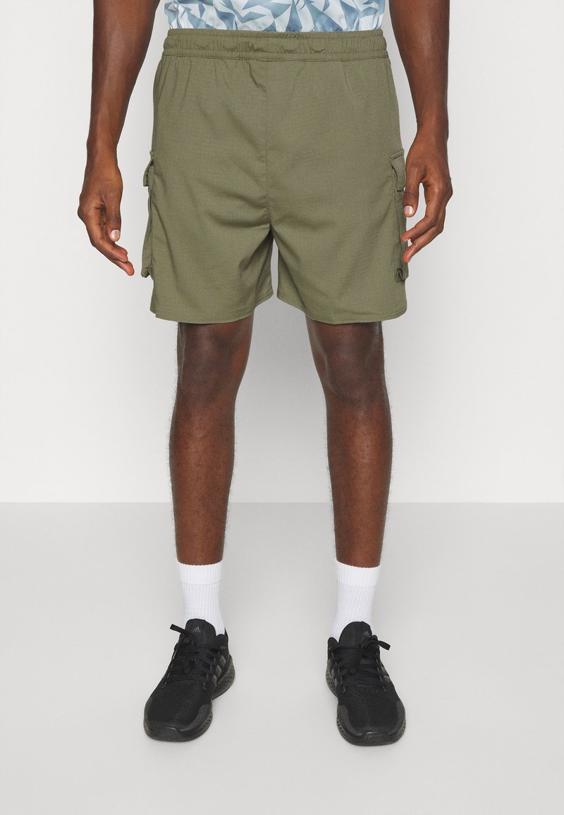 SQUATWOLF KNEE LENGTH Sports shorts deep lichen green/green