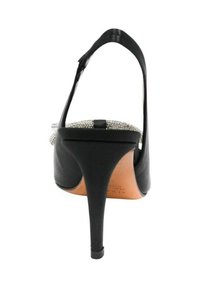 Sandalo nero con tacco alto, finitura in raso, cinturino alla caviglia regolabile e area delle dita decorata con gioielli. Presenta un elegante tacco a stiletto.