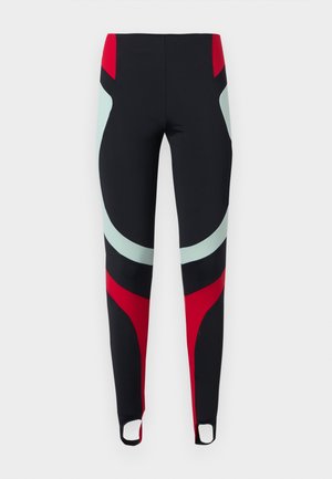 Črne atletske pajkice z rdečimi in svetlo modrimi ukrivljenimi paneli, z zankami za stopala ob gležnju za varno prileganje.