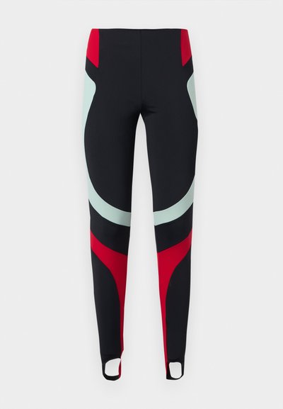 Μαύρα αθλητικά κολάν με κόκκινες και ανοιχτό μπλε καμπύλες πάνελ, με στηρίγματα στο αστράγαλο για ασφαλή εφαρμογή.