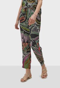 Kalhoty vyrobené z lehkého materiálu s barevným vzorem listů na černém pozadí, s elastickým pasem a bočními kapsami.