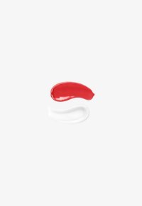 Des blobs de crème rouges et blanches, avec le rouge plus épais et brillant, et le blanc plus lisse et semi-mat, placés côte à côte sur un fond uni.