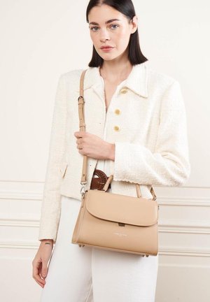 Sac à main en cuir beige avec une forme structurée, une poignée supérieure et une bandoulière détachable. Il dispose d'une fermeture à rabat et d'accents en doré.