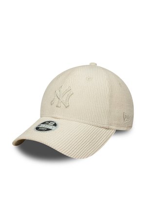 Gorra de béisbol beige de pana con el logo tridimensional de los New York Yankees en la parte frontal y visera curvada, con etiqueta de talla y marca en la visera.