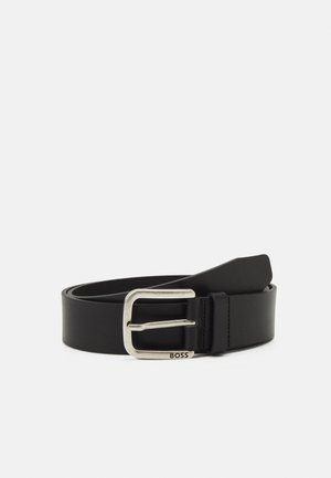 Ceinture en cuir noir avec une boucle en argent poli, arborant le nom de la marque embossé. Texture lisse et design classique avec une extrémité droite.