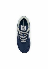 Baskets bleu marine avec un dessus en mesh et en suède, accents blancs, lacets texturés et un logo visible sur la languette. Style de design classique.