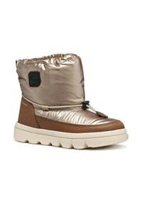 Bota de invierno metálica beige y marrón con parte superior acolchada, cordón elástico ajustable, suela blanca gruesa y parche con el logo de Geox en el lateral.