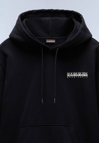 Felpa nera con cappuccio e tasca frontale, caratterizzata da un design del logo bianco con la scritta "NAPAPIJRI geographic" e lacci con dettagli verdi.