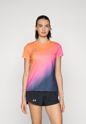 Kortermet gradient t-skjorte, fra oransje til rosa som overgår til marineblå, med et blomstermønster og logo på brystet.