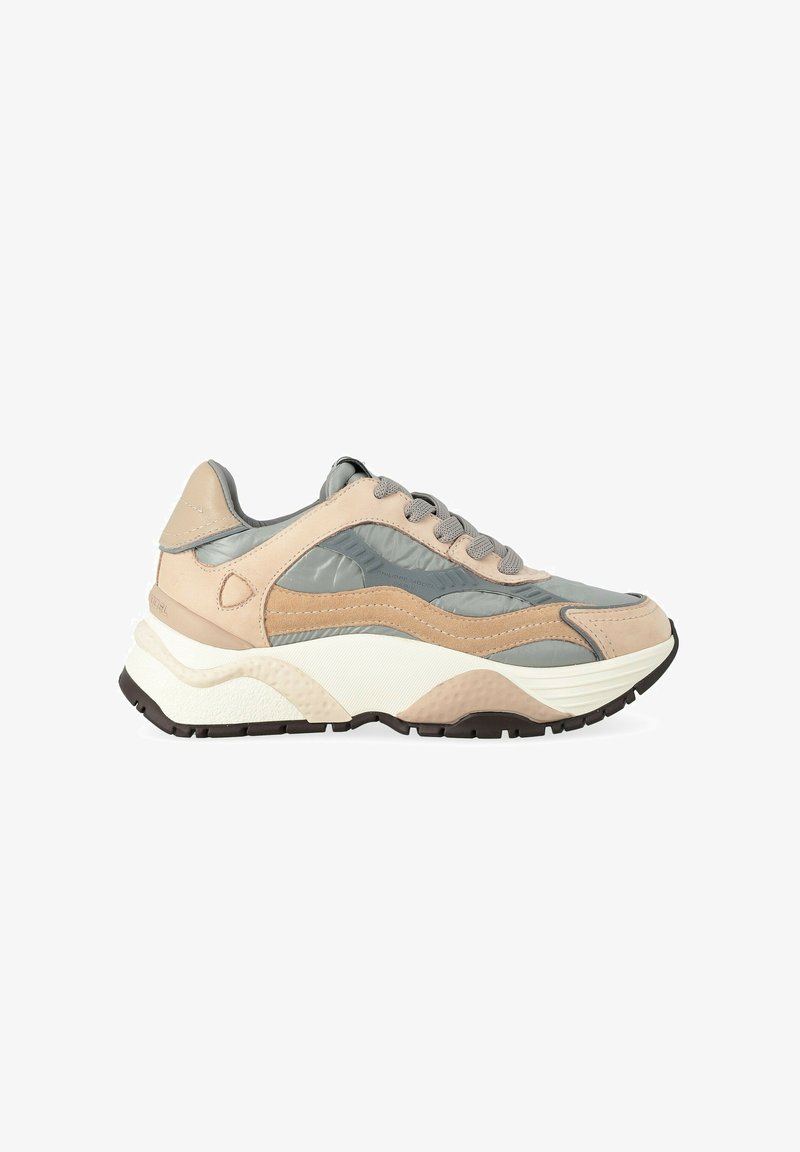 Baskets de sport beige et grise avec semelle texturée, col rembourré et fermeture à lacets, conçues pour un usage décontracté et sportif.