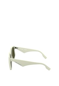 Białe okulary przeciwsłoneczne o geometrycznym wzorze. Płaskie soczewki, szerokie ramki i smukłe, kanciaste zauszniki. Charakteryzują się minimalnym logo i matowym wykończeniem.