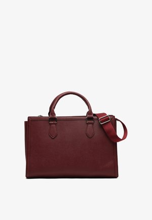 Bolso de piel burdeos con asas duales y correa de hombro desmontable. Diseño estructurado con herrajes en plata y textura en relieve.