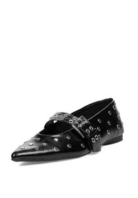 Bailarinas de cuero negro con puntera puntiaguda, adornadas con tachuelas plateadas y una hebilla decorativa en la parte superior. Textura suave con suelas planas.