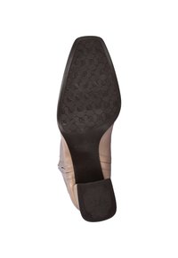 Beige leren hoge hak schoen met een spitse neus. Rubberen zool heeft een patroon voor grip en traction. Maat aangeduid als 37.