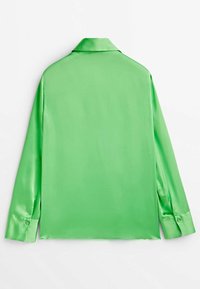 Chemise en satin à manches longues de couleur vert vif, vue de dos avec un col classique et des poignets boutonnés.