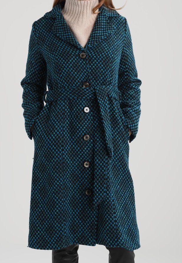 Cappotto tessuto in teal e nero con un motivo a diamante, dotato di colletto a punte, maniche lunghe, chiusura a bottoni e vita con cintura.
