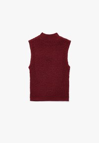 Burgunderfarvet ærmeløs sweater med en struktureret, fnugget overflade, der har en høj ribbet halsudskæring og en tætsiddende kant.