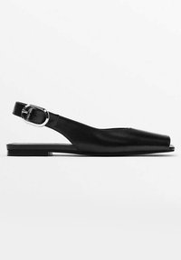 Schwarze Leder Slingback-Schuhe mit spitzem Zehenbereich, flacher Sohle und einem silbernen Schnallen-Detail am verstellbaren Riemen. Glatte Oberfläche.