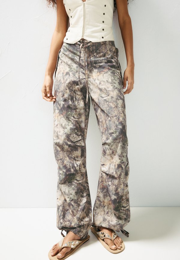 LEAF PARACHUTE - Stoffhose