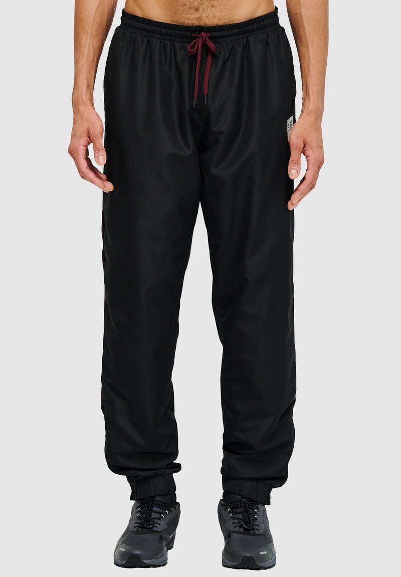 Sorte, lette bukser med elastisk talje og maroon snortræk, samt elastiske manchetter. Designet med en sidelogo-tag og en glat tekstur.