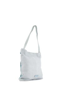 Lichtblauwe suède tote bag met een platte vorm, enkele schouderband en een textuur oppervlak. Opvallende achterpaneel heeft een effen kleurafwerking en subtiele branding.