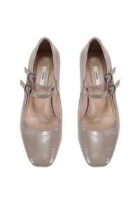 Beige Lackleder-Mary-Jane-Schuhe mit quadratischen Zehen, zwei verstellbaren Schnallenriemen und einer Krokodilprägung auf der Oberfläche.