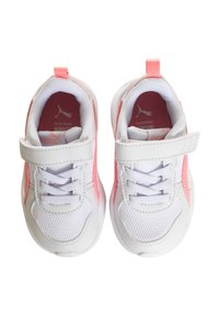 Scarpe da ginnastica bianche con una texture liscia, dotate di accenti rosa, una fascia in velcro e lacci. Design leggero con un interno imbottito.