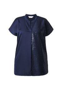 Blusa blu navy con maniche corte, caratterizzata da un lato in satin liscio e un pannello di paillettes per aggiungere texture e contrasto visivo.