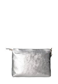 Clutch pouch metallica argento realizzata in pelle. Presenta una texture liscia, forma rettangolare e una chiusura con zip con un piccolo dettaglio in metallo.