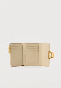 Καφέ δερμάτινο πορτοφόλι ανοιχτό επίπεδα, που δείχνει έξι θέσεις καρτών, δύο μεγαλύτερους χώρους, μία τσέπη με φερμουάρ και χρυσή λαβή, καθώς και χρυσό κλιπ.