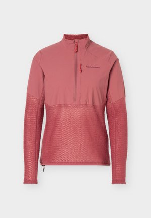 Jersey de manga larga con textura suave en color rosa empolvado, con medio cierre, cuello alto, bolsillo en el pecho y tela lisa en contraste en los hombros y la parte superior del pecho.