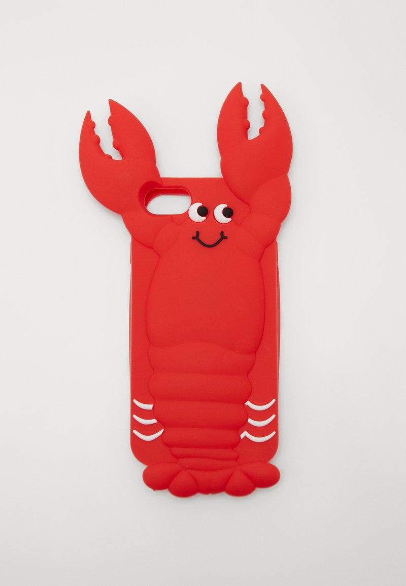 Housse de téléphone en silicone en forme de homard rouge avec des pinces en relief, un visage souriant et des détails de texture sur le corps. Découpe pour l'appareil photo d'un côté.
