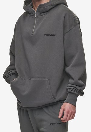 Grijze hoodie met een hoge kraag en een halflange rits. Heeft een voorzak met kangoeroe-ontwerp en een geborduurd "PEGADOR"-logo op de borst.
