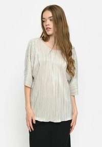 Zilveren geplooide blouse met een ronde halslijn en driekwart mouwen, met een gladde textuur en subtiele glans.
