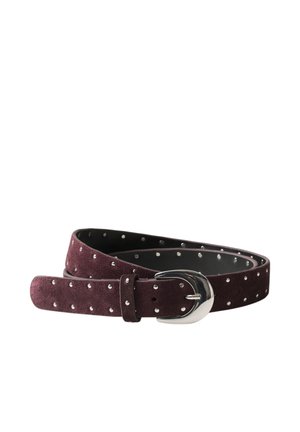 Ceinture en daim violet foncé avec de petits clous en argent et une boucle argentée brillante, enroulée sur un fond blanc.