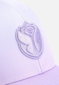 Lila pet met een gestructureerd geborduurd rozenontwerp. Beschikt over een gladde stofoppervlak en zichtbare stiksels langs de rand en naden.