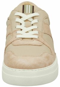 Beige Sneakers mit einer Kombination aus glattem Leder und Wildledertexturen. Weiße Schnürsenkel, ein gepolsterter Kragen und eine strukturierte weiße Sohle sind sichtbar.
