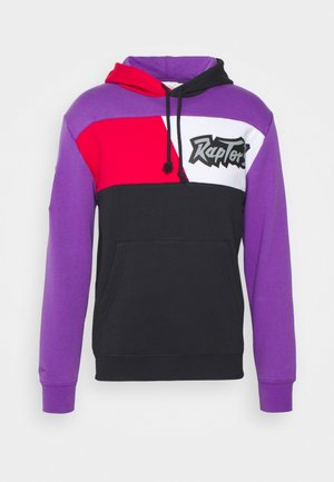 Hoodie met paarse mouwen en capuchon, zwart onderste gedeelte, rood-wit diagonaal blok op de borst en "Raptors" logo op wit paneel.
