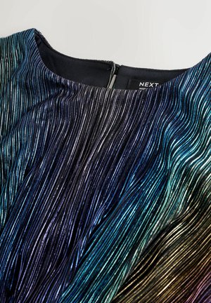 Metallisk plisseret kjole med rund halsudskæring, gradient farveskema fra blå til guld, og en skjult lynlås i ryggen. Stoffet har en glat tekstur.
