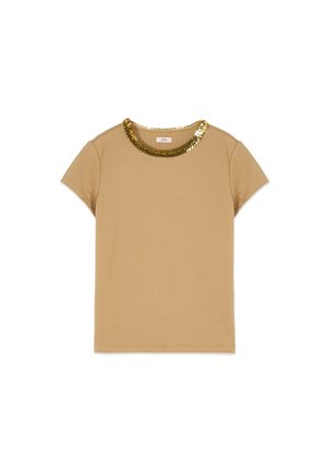 Top beige a maniche corte con scollo rotondo impreziosito da paillettes dorate, esposto su uno sfondo bianco.