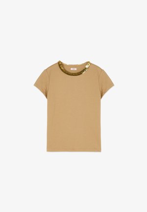 Top beige a maniche corte con scollo rotondo impreziosito da paillettes dorate, esposto su uno sfondo bianco.