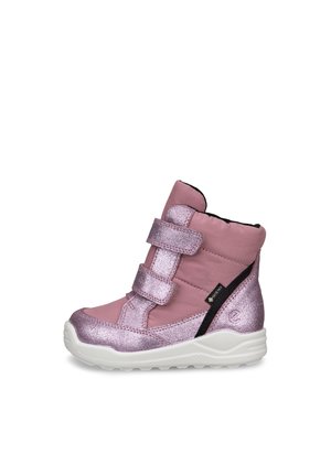 Różowy zimowy but dziecięcy z błyszczącymi panelami, dwoma rzemykami na rzepy, czarną metką Gore-Tex, wyściełanym kołnierzem i białą gumową podeszwą.