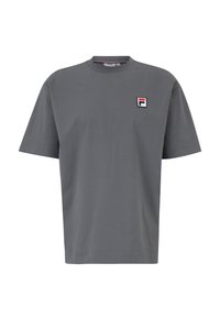 Grå bomulds t-shirt med afslappet fit, rund halsudskæring og broderet logo i rød og blå på venstre bryst. Korte ærmer, ensfarvet stof.