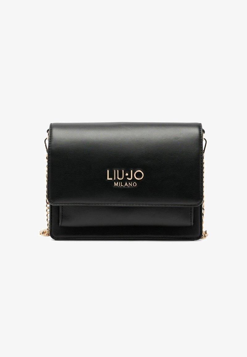 Borsa a spalla in pelle nera con logo dorato, forma rettangolare, chiusura a patta e tracolla a catena per opzioni di trasporto versatili.