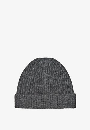 Grå strikket hue med ribbet tekstur, der har en foldet kant og et let skråt design på toppen. Fremstillet af blødt, varmt materiale.