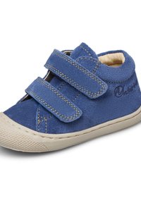 Zapato infantil azul de ante con dos correas de Velcro, suela de goma beis y un forro interior suave. Presenta costuras amarillas y logo.