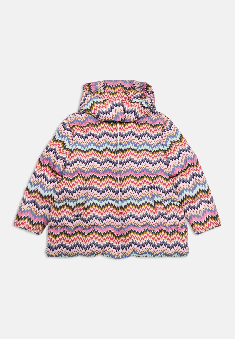 Spalvingas užpildytas švarkas su zigzago raštu rožinės, violetinės, žalios ir mėlynos spalvų. Aprūpintas kapišonu ir dviem šoniniais kišenėmis.