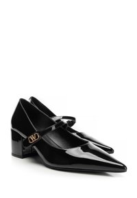 Zapatos de tacón Mary Jane de charol negro con puntera puntiaguda, tacones de bloque y hebilla con el logo "W" en tono dorado en las correas.